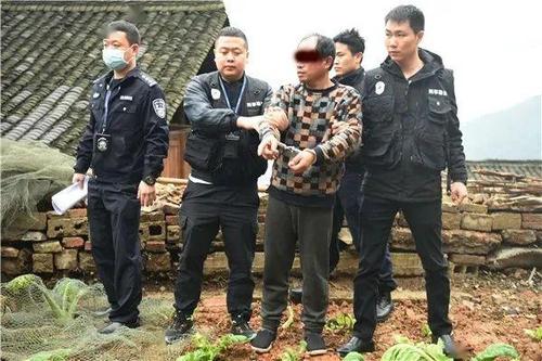 15年前贵州一家三口惨遭灭门,现场一片狼藉,如今.