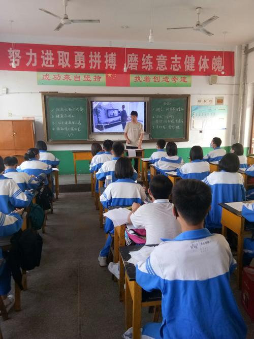 五中学子归来 校园花开争艳