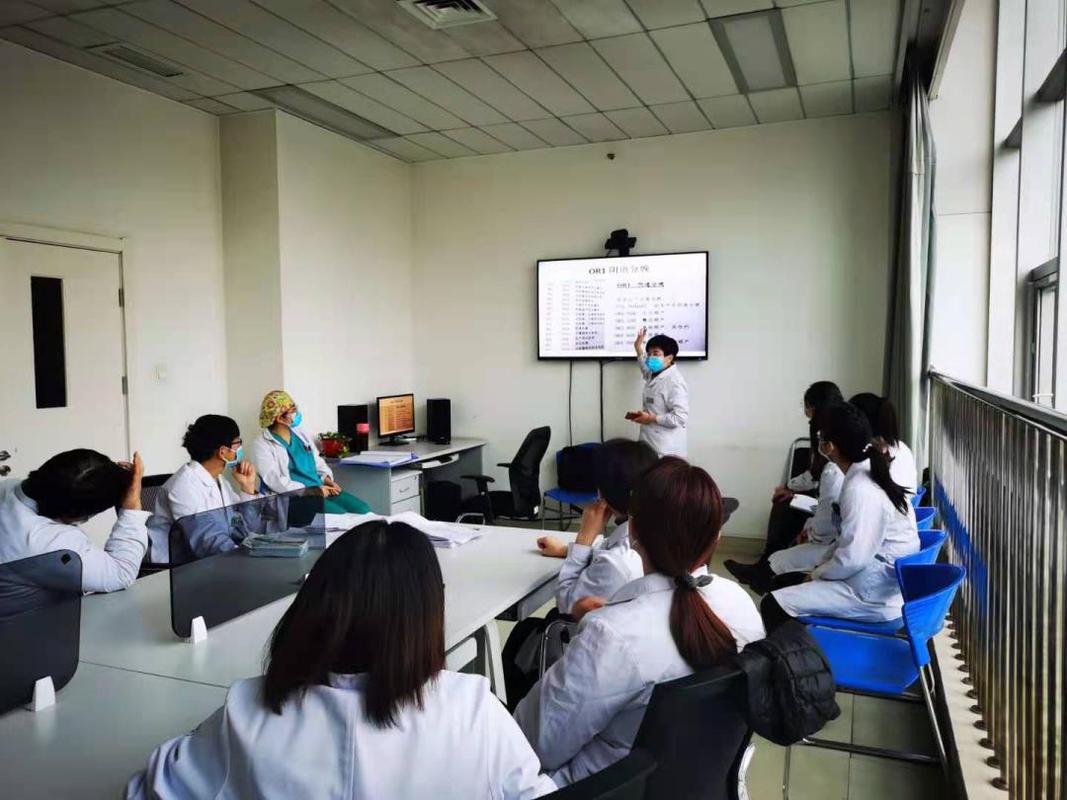 病案室工作人员分批到科室参加临床科室会议