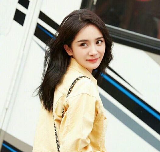 原创杨幂也换新发型,扎马尾绑麻花辫甜美可爱,穿3742紧身裤秀超模腿