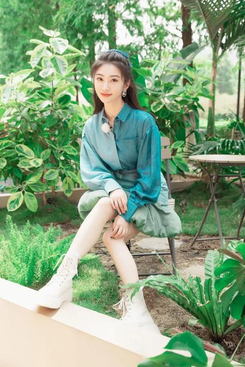 景甜穿着蓝色花朵半裙超美艳!花容玉貌太靓丽撩人