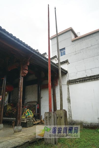 古祠堂的故事   祠堂前厅的两个小天井,两边各自立着两根旗杆,靠中间