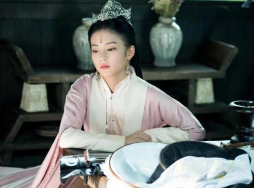 曾出演《扶摇》被熟知,如今靠《千古玦尘》爆火,努力