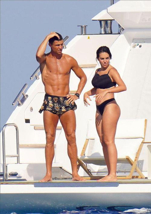 "c罗"和女友乔治娜在游艇上秀完美身材,两个都是健美咖