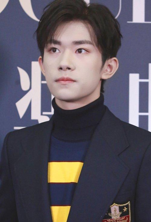 西装搭配三七分偏分发,秀出男生的青春帅气,染出的头发颜色部分愈加