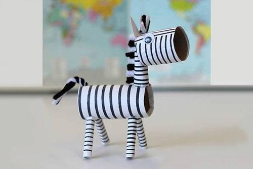 环保手工做小动物:卫生纸筒拼贴画制作斑马(步骤图解)