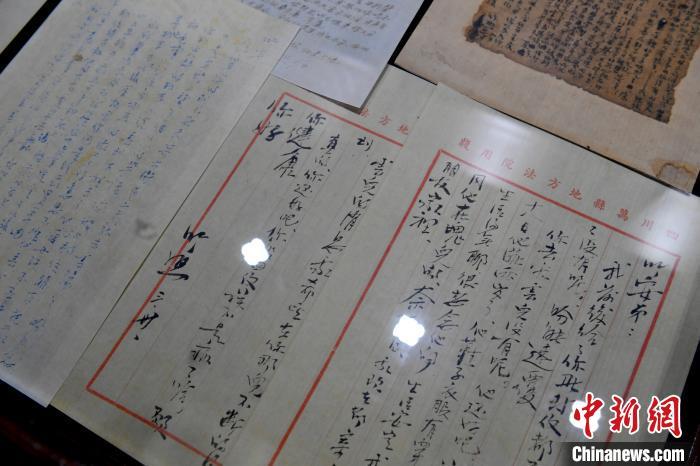 展出的江竹筠(江姐)的家书. 安源 摄