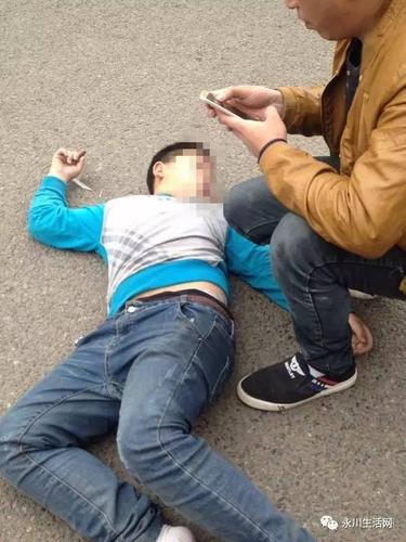 永川某小区门口发生车祸,一男孩当场死亡!