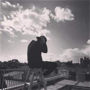 扣扣男生黑白头像伤感十足2018 2018帅气黑白伤感男生头像精选