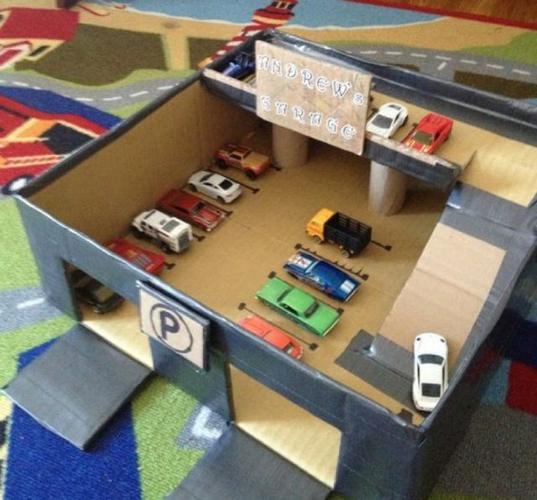 做成交通工具本身,也可以用这种型号的快递盒为宝宝做各种高能车库