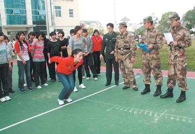 昨日,长沙市征兵办组织长沙市近百名预征女青年进行了心理测试和体能