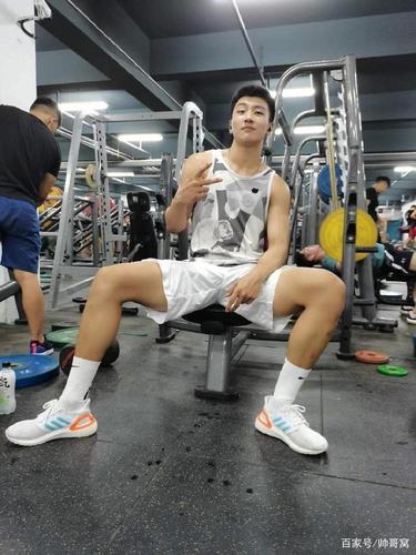 今天要介绍的这体育生是一标准的00后山东帅哥,拥有198cm的身高,就读