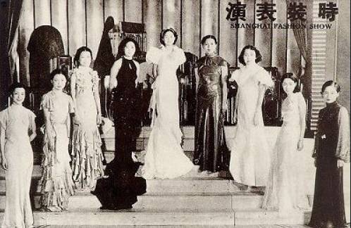 自30年代起,旗袍几乎成了中国妇女的标淮服装,民间妇女,学生,工人,达