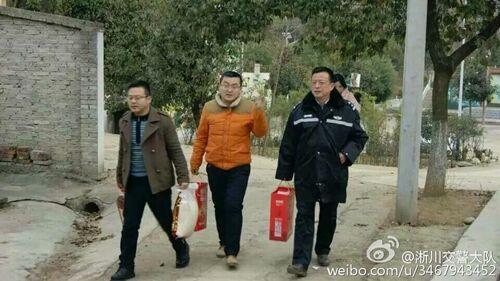 淅川交警:寒冬送温暖 情暖困难户