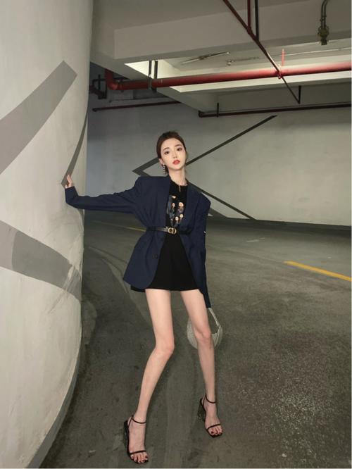 原创杨幂穿西装玩下衣失踪秀美腿不走甜美风穿搭气质更显高贵