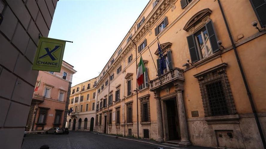 3月16日,意大利罗马的许愿池附近街道空无一人.(图片来源:新华社)