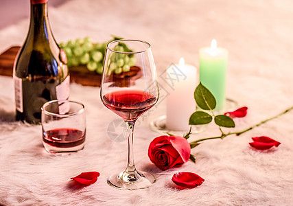 玫瑰红酒高脚杯图片素材