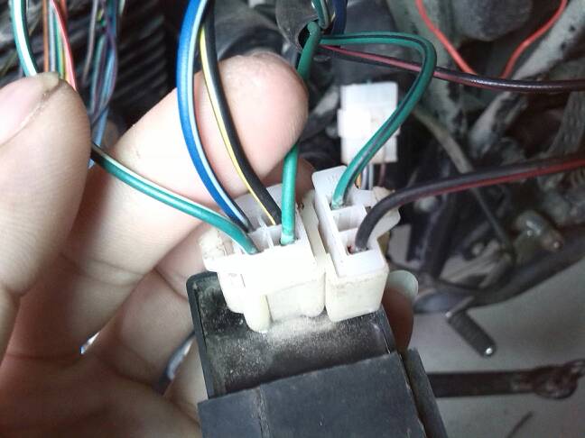 摩托车点火器接线图,请高手每根线的去向和作用,谢谢