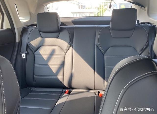 比亚迪e2后排空间挺不错