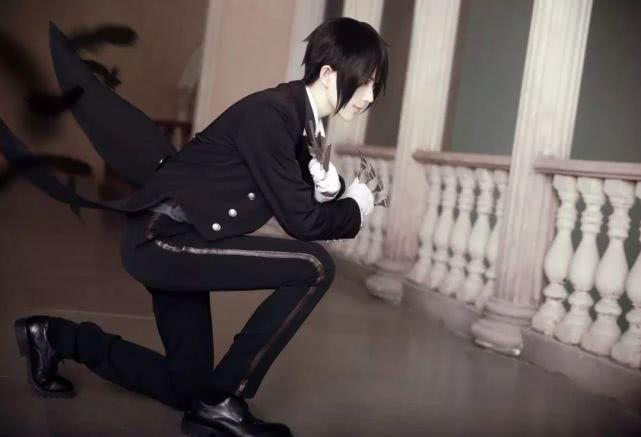 塞巴斯蒂安是「黑执事」的人气角色,是凡多姆海威家啵酱的恶魔执事