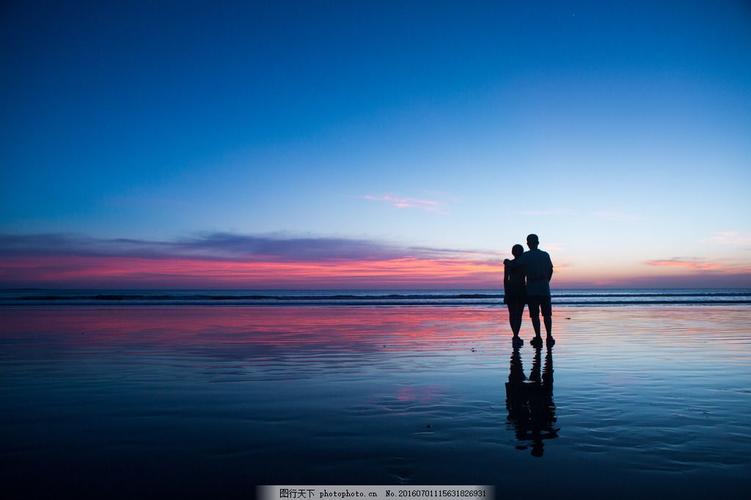 设计图库高清素材,人物,傍晚海边浪漫情侣背影高清图片下载沙滩