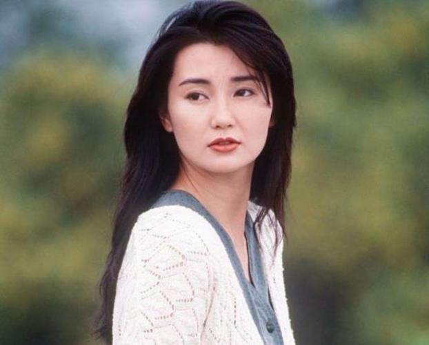 57岁张曼玉逛街购物身材偏瘦穿搭松垮毫无昔日女神的风采