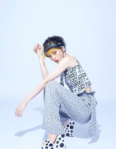 简介:张韶涵唯美灵动时尚大片写真图片,分享一组张韶涵图片给大家,图