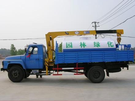 东风尖头140随车吊带洒水功能专用车