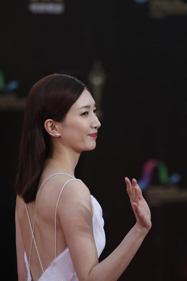 金鸡奖红毯谁最美?江疏影一袭白裙宛如仙女驾到