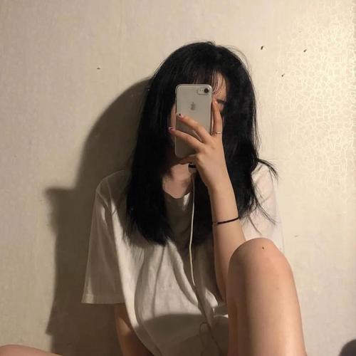 拿手机女头,自拍挡脸:与人间寥寥月色,长眠一场