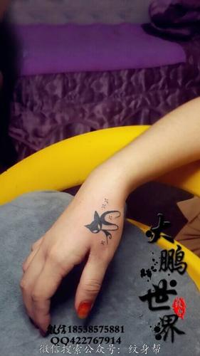 虎口个性小狐狸纹身