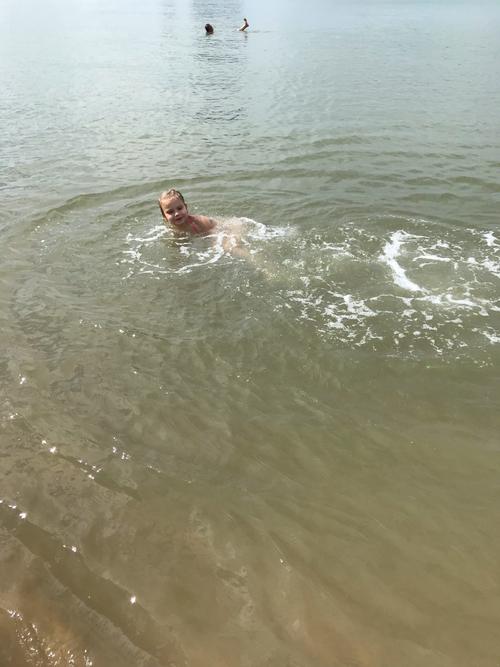 三亚湾海边游泳的俄罗斯小女孩