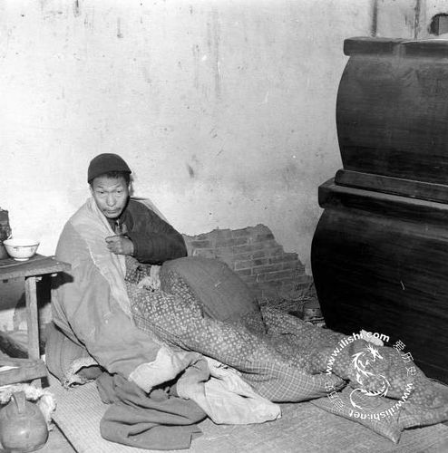 解放前上海义庄中与棺材相伴的穷人