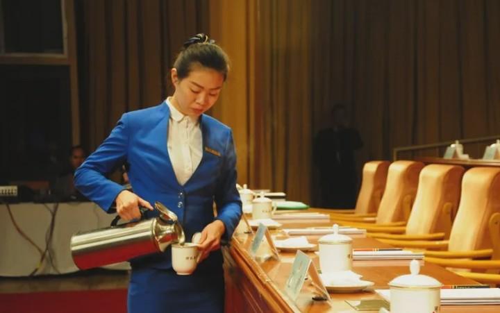 在机关中端茶倒水也是一个技术活这个小姑娘不简单