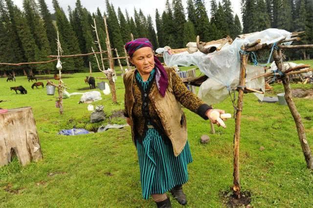 实地探访那拉提草原上的哈萨克族人吃住简单女人撑起半天边