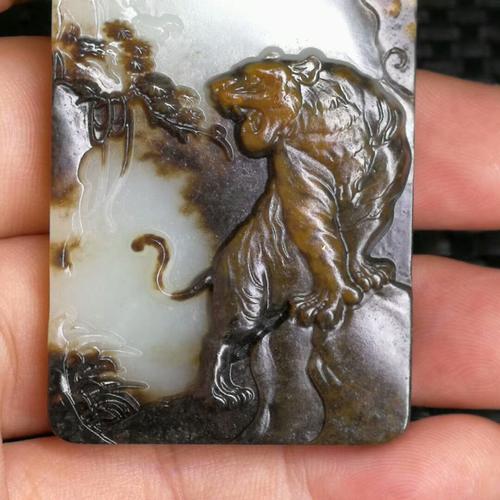 和田玉黑皮籽料虎牌