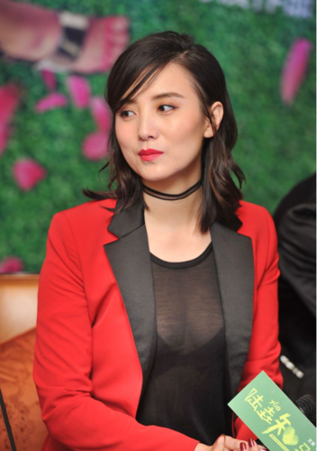 宋佳气质大胆不守旧,轻薄内搭配西装,年轻貌美身材也很吸睛