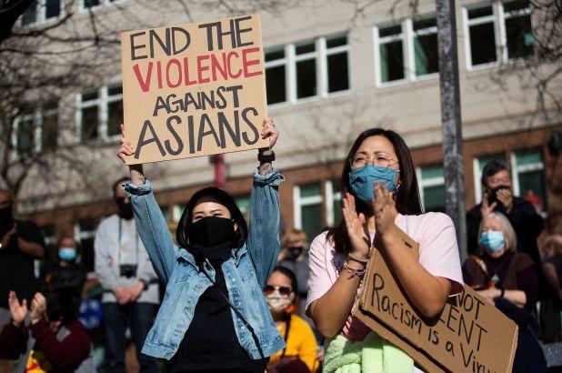 反对仇恨和偏见的民众在华盛顿州西雅图唐人街举行集会(图源:外媒)