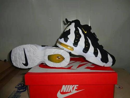 nike,有一双像斑马一样的鞋子,像是运动鞋,是弯弯的条纹那种,好像又有