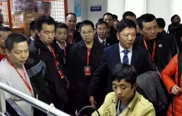 王来胜(手持西服者)为来访客人介绍企业很多人说,潮汕人不需要鼓励,骨