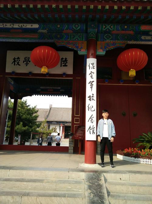 我在爸爸妈妈的陪伴下来到了保定军校纪念馆参观,缅怀先烈
