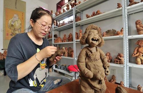 河北沧州:泥塑"寄"乡情