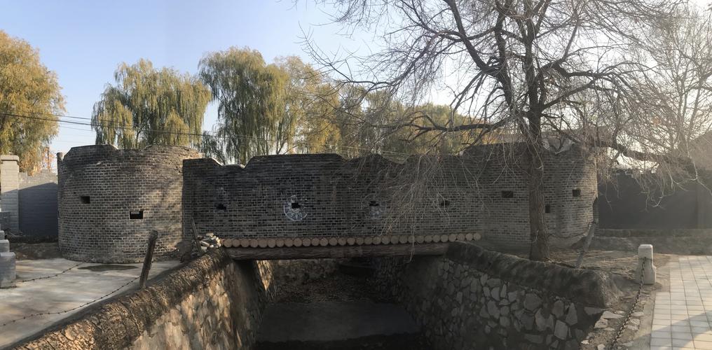 血一样鲜艳的红旗,升起在隆化城上空,高高飘扬.