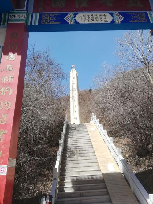 吴雅轩和好朋友范钰晨,陆玺文一起去兴隆山烈士陵园扫墓