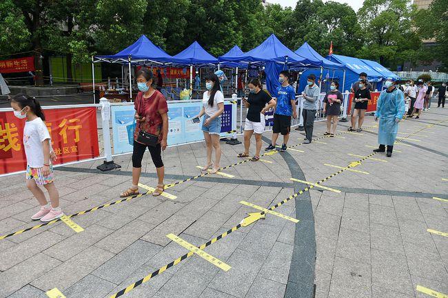 南京市民有序排队进行核酸检测采样