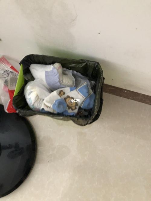 家有萌娃_萌娃_熬夜_袜子_垃圾桶_尿不湿_萌娃_宝宝