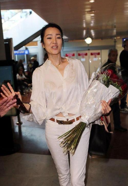 巩俐终于时尚一回,穿暗花白衬衫配9分裤,松糕皮鞋时髦