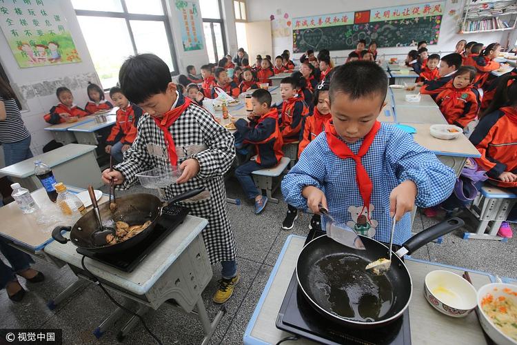 湖北襄阳小学生现场秀厨艺展示可以吃的暑假作业