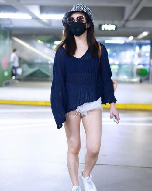 陈妍希机场街拍引人注目白色短裤减龄又时尚难怪陈晓宠爱不已