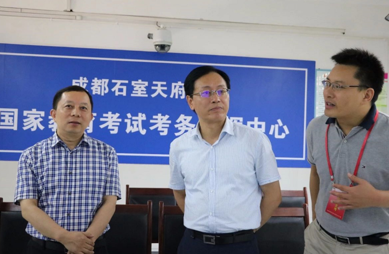 成都市教育局局长刘强指导检查成都石室天府中学中考考务工作